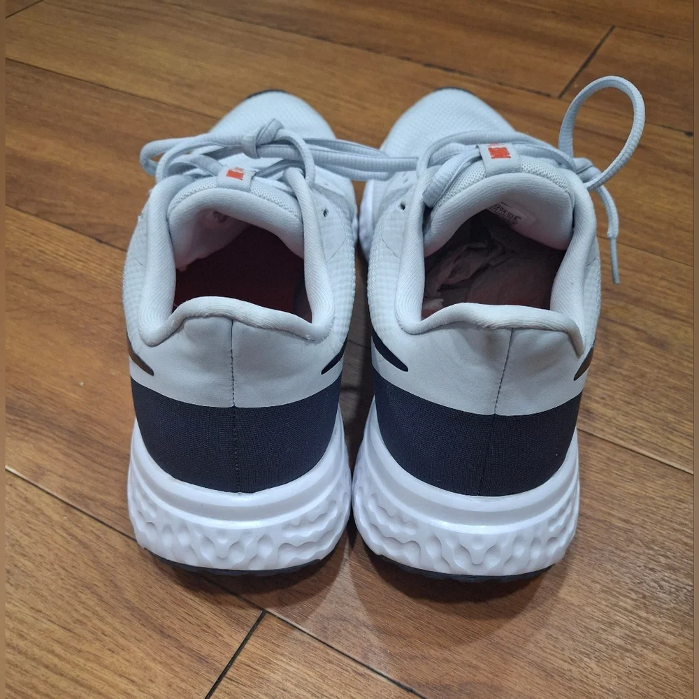 Nike Men's Gray Running Shoes